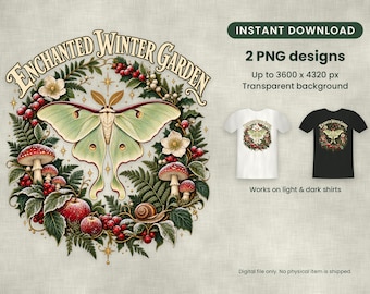 Könnte beinhalten: Ein digitales Grafikdesign mit einem großen blassgrünen Nachtfalter in einem Kranz aus Farnen, roten Beeren, Pilzen, Äpfeln und einer Schnecke. Der Text lautet ENCHANTED WINTER GARDEN. Enthält zwei PNG-Dateien für helle und dunkle Shirts.