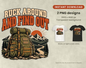 Könnte beinhalten: Ein digitales Grafikdesign mit einem grünen Wanderrucksack vor Bergen und einer Sonne, mit dem Text RUCK AROUND AND FIND OUT. Enthält zwei PNG-Dateien mit 3900 x 4680 px, dargestellt auf weißen und schwarzen T-Shirts für helle und dunkle Kleidung.