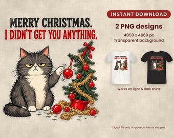 Könnte beinhalten: Ein digitales Grafikdesign mit einer mürrischen grau-weißen Katze neben einem kleinen Weihnachtsbaum mit roten Kugeln und goldenem Lametta. Der Text lautet: MERRY CHRISTMAS. I DIDN'T GET YOU ANYTHING. Enthält zwei PNG-Designs für helle und dunkle Shirts.