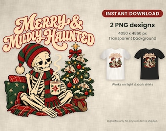 Könnte beinhalten: Ein digitales Grafikdesign mit einem Skelett, das eine rot-grün gestreifte Mütze und einen Schal trägt und eine dampfende Tasse neben einem geschmückten Weihnachtsbaum hält. Der Text lautet Merry & Mildly Haunted. Enthält zwei T-Shirt-Mockups.