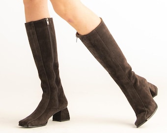 Botas Go Go estilo años 60 hechas a mano - Todas las tallas - Ante marrón oscuro - Tacón medio acampanado