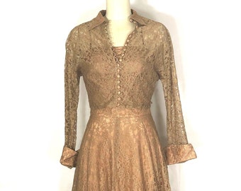 Jaren '30 vintage jurk - klein - jaren '30 kanten jurk - bijpassend jasje met bedekte knopen - bronzen kant en gedempt perzikkleurig satijn