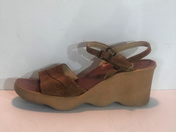 1970s Famolare brown suede Go There platform sanda