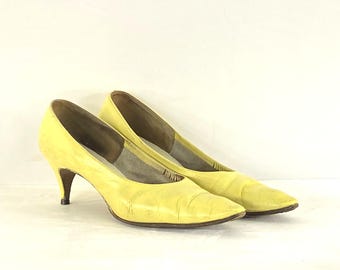 1950s Light Yellow Leather Kitten Heels - Size 7 narrow