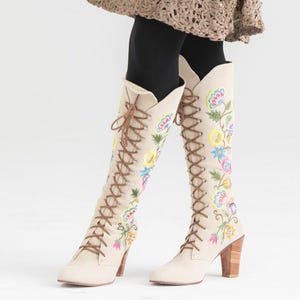 Boots in jaren 60-stijl - alle maten geborduurde suède veterlaarzen - Almost Famous geborduurde laars jaren 60 - beige veterlaars Jerry Edouard-stijl