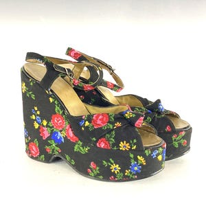 1970s schwarze florale Plateau Sandalen - Gr. 55 - 70s Plateau Schuhe - 70s Plateau Wedges für den Sommer - 1970s Vintage Plateau Schuhe
