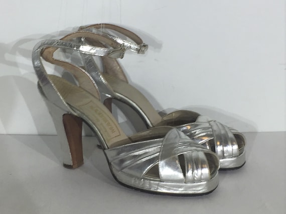 1940s silver platform sandal with front buckle - s