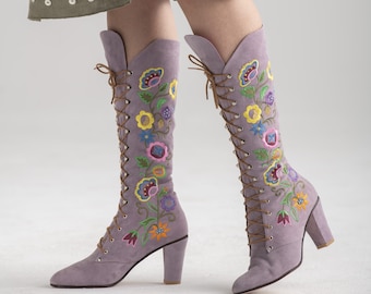 Botas Go Go de ante bordadas de los años 60 - Lavanda - Todas las tallas - Estilo Jerry Edouard