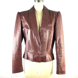 Veste en cuir bordeaux des années 1970 - petite à moyenne - veste en cuir des années 1970 raccourcie avec manches bouffantes et taille ajustée - manteau en cuir des années 1970