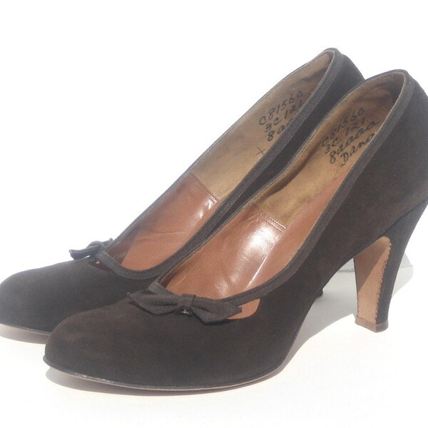 size 8AAAA / 1940s brown suede babydoll pumps