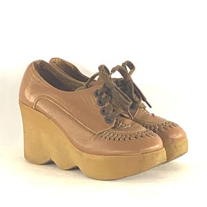 1970er FaMolare Plateauschuhe - Größe 4 - 1970er Jahre Plateau Schuhe mit wellenförmigen Gummisohlen - 1970er Jahre Leder Plateau Schuhe