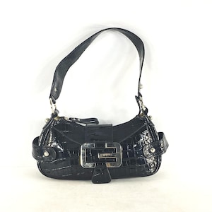 ショルダーバッグ・ポシェット Guess AVIS Saffiano triangle logo baguette bag HO1A3A05 Guess AVIS Saffiano triangle logo baguette bag HO1A3A05