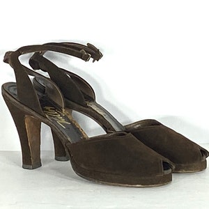 1940s brown suede platform shoe with ankle strap and peeptoe - size 7.5 - 1940s platform sandals - 1940s platforms - 1940s platform shoe
