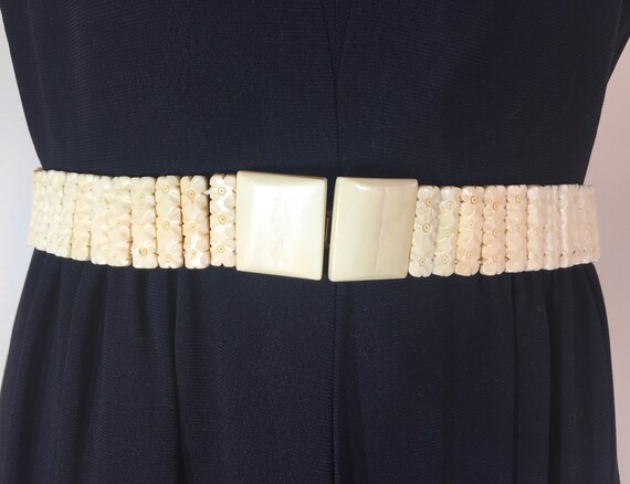 1940s cream colored celluloid belt - size medium -