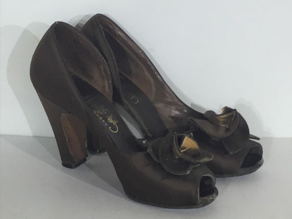1940s brown and gold satin pumps with floral decor