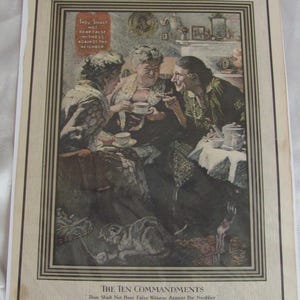 Puede incluir: Una ilustración vintage que representa a tres mujeres reunidas alrededor de una mesa, con un perro a sus pies. Las mujeres visten ropa de época y parecen estar enfrascadas en una conversación. El texto "No darás falso testimonio contra tu prójimo" se muestra en la parte inferior de la imagen, junto con las palabras "Noveno Mandamiento" y "Los Diez Mandamientos".