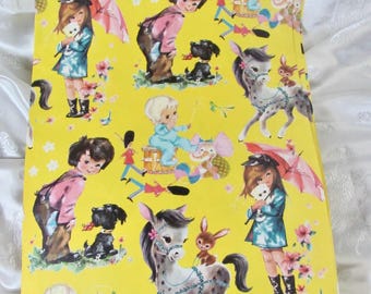 Puede incluir: Una hoja de papel de regalo amarillo brillante con un patrón repetitivo de ilustraciones que incluyen niños, perros negros pequeños, ponis moteados, conejos y paraguas rosas. La esquina inferior derecha contiene el texto Regal by Valentine 7NGF161.