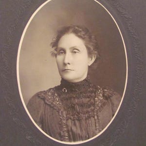 1800 年代後半頃のオリジナル写真アンティーク // 黒のハイネック ドレスを着た女性の写真 // キャビネット カード 19 世紀 オーバル ダラス TX