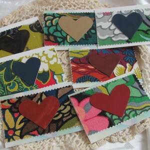 Juego de 7 tarjetas de notas hechas a mano con sobres - Corazones de cuero y tela de colores de 3,5" x 5" en blanco por dentro - Regalo de cumpleaños para cualquier ocasión OOAK