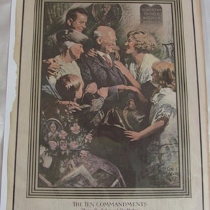 Puede incluir: Una ilustración vintage de una familia reunida alrededor de una pareja mayor. La ilustración está en sepia y representa una escena familiar llena de amor. El texto "Honra a tu padre y a tu madre" está incluido en la imagen. La ilustración se titula "Los Diez Mandamientos".