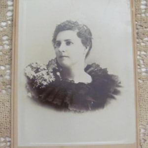 Fotografía original antigua de finales del siglo XIX // Foto retrato mujer dama collar de encaje negro // Tarjeta de gabinete RPPC CDV del siglo XIX