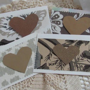 Juego de 4 tarjetas de notas hechas a mano con sobres - Corazones de cuero y tela de colores de 3,5" x 5" en blanco por dentro - Regalo de cumpleaños para cualquier ocasión OOAK