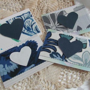 Juego de 4 tarjetas de notas hechas a mano con sobres - Corazones de cuero y tela de colores de 3,5" x 5" en blanco por dentro - Regalo de cumpleaños para cualquier ocasión OOAK