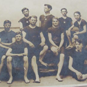 Tarjeta postal antigua Circa Fotografía de principios de siglo Equipo de hombres jóvenes Natación Trajes deportivos oceánicos