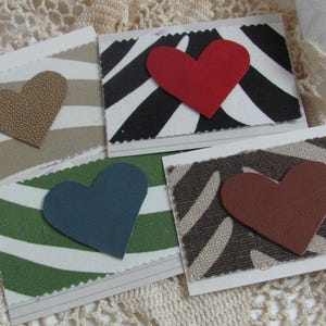 Juego de 4 tarjetas de notas hechas a mano con sobres - Corazones de cuero y tela de colores de 3,5" x 5" en blanco por dentro - Regalo de cumpleaños para cualquier ocasión OOAK