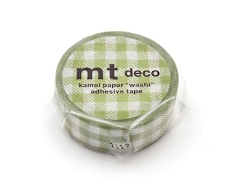 Puede incluir: Un rollo de cinta washi de papel con estampado de cuadros vichy verde y blanco con el texto "mt deco kamoi paper "washi" adhesive tape" en la etiqueta.