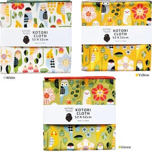 Puede incluir: Tres paños cuadrados Kotori Cloth de 52 x 52 cm, cada uno con un patrón repetitivo de pájaros y flores coloridos. Los paños se presentan en colores blanco, amarillo y verde, cada uno envuelto en una banda de papel con la marca.