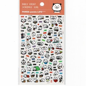 Puede incluir: Una hoja de pegatinas con temática de panda con varias ilustraciones de pandas participando en diferentes actividades. Las pegatinas son en blanco y negro con algunos acentos de color y texto japonés. El embalaje dice "DAILY EVENT SCHEDULE SEAL" y "PANDA panda LIFE".