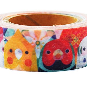 Puede incluir: Un rollo de cinta washi colorida con un patrón repetitivo de pájaros con acentos brillantes en rojo, amarillo, azul y verde. La cinta está en un carrete de cartón marrón.