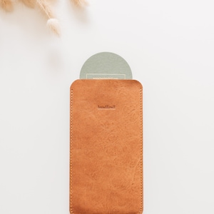 Premium iPhone Leather Case, Fits iPhone 15 Series, Handcrafted Minimalist Sleeve Dandy Brun image 7