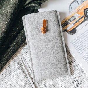 Refined iPhone 15 Case for the Mindful Individual, Brown Leather & Anthracite Wool Felt, Easy Pull-Out Leather String Knot Grey / Brown