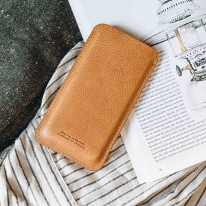 Premium iPhone Leather Case, Fits iPhone 15 Series, Handcrafted Minimalist Sleeve Dandy Brun image 5