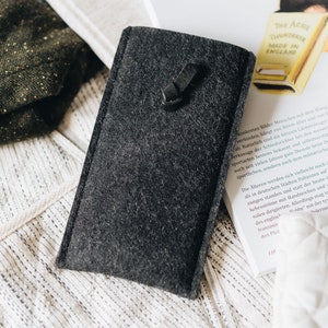 Refined iPhone 15 Case for the Mindful Individual, Brown Leather & Anthracite Wool Felt, Easy Pull-Out Leather String Knot Anthracite / Black