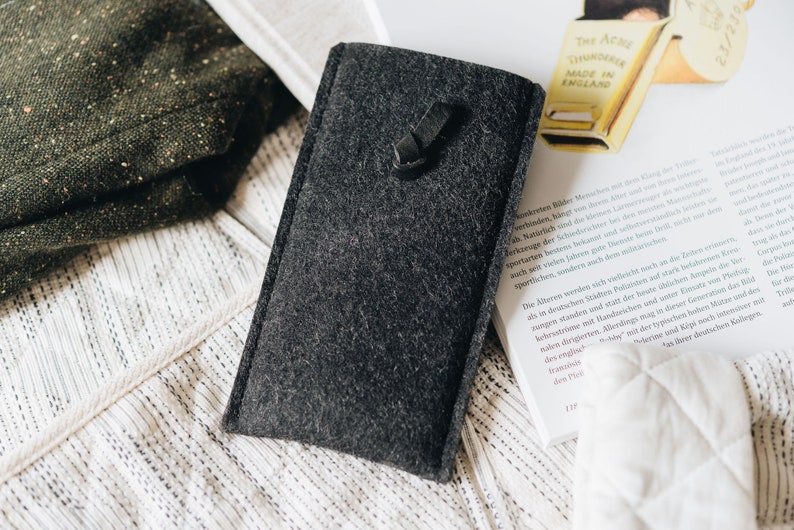 Refined iPhone 15 Case for the Mindful Individual, Brown Leather & Anthracite Wool Felt, Easy Pull-Out Leather String Knot Anthracite / Black