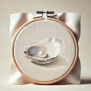 Può includere: Ricamo a punto croce di un guscio di ostrica con una perla, incorniciato in un telaio di legno. L'opera è su tessuto beige chiaro, con uno sfondo di tessuto bianco.