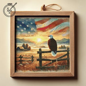 Può includere: Un ricamo a punto croce incorniciato che presenta un'aquila calva appollaiata su una recinzione di legno con una bandiera americana che sventola sullo sfondo. La scena è ambientata contro un cielo al tramonto con un paesaggio rurale.
