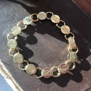 Vintage Sarah Coventry Gold Tone Round Link Embossed Flower Design Bracelet 1970s