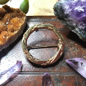 Vintage Mid Century Modern Gold Tone Metal Braided Twisted Rope Textured Circle Design Brooch 1960s