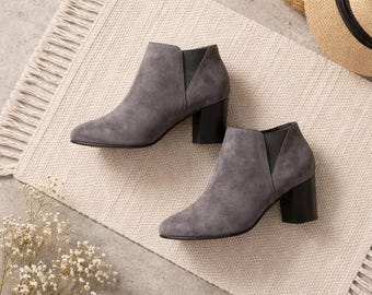 Vaneli Vintage Ankle Booties Grey Suede Leather Shooties