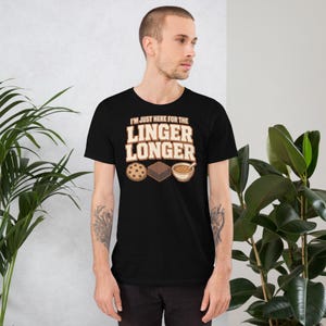 Ik ben hier alleen voor de lol. Grappig LDS-shirt, Mormoons humoristisch T-shirt, T-shirt voor wijkactiviteiten, cadeau voor de Hulpvereniging, T-shirt voor een kerkelijke potluck. afbeelding 1