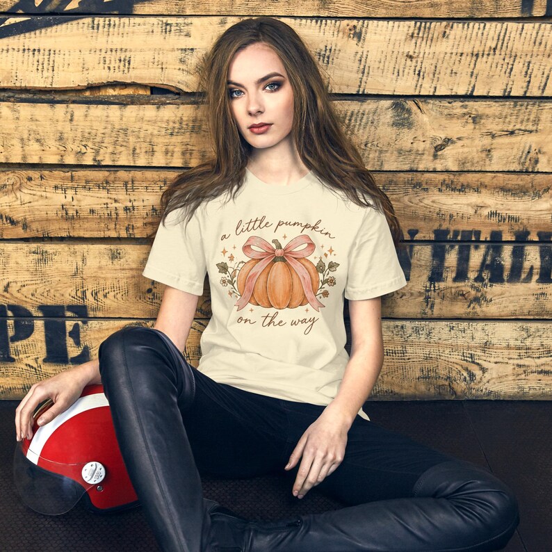 Schwangerschaftsverkündung mit Kürbismotiv, Herbst-Umstandsshirt, Halloween-Baby-Enthüllung, Thanksgiving-Schwangerschaftsshirt, Geschenk für werdende Mütter Bild 1