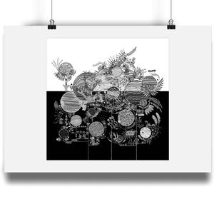 Op de afbeelding: Zwart-wit kunstafdruk met een gedetailleerd, abstract ontwerp. Het kunstwerk is verdeeld in twee secties, met een zwart onderste deel en een wit bovenste deel. Het ontwerp bevat verschillende cirkelvormige en organische vormen.
