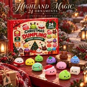 Może przedstawiać: Czerwone pudełko kalendarza adwentowego Christmas Dumpling z 24 niespodziankami, z różnymi małymi, kolorowymi, uśmiechniętymi zabawkami typu squishy w kształcie pierożków, ustawionymi z przodu na drewnianej powierzchni, w tym wzory z reniferem, czapką Mikołaja i gładkie.