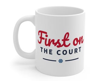 Taza de pickleball "First on the Court", divertida taza de café de 325 ml para jubilados.