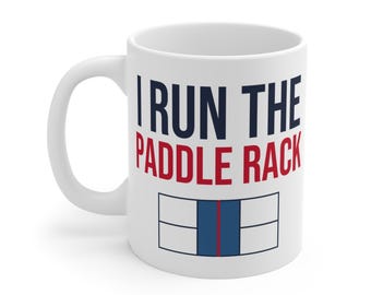 Taza de pickleball "Yo dirijo el Paddle Rack", divertida taza de café de 325 ml para la abuela.