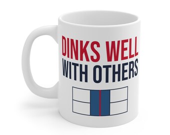 Taza de pickleball "Dinks Well With Others", regalo divertido para amantes del pickleball, regalo para compañeros de pickleball, regalo de Navidad para jugadores de pickleball.